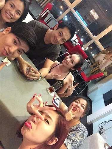 Hai vợ chồng vẫn thường xuyên đi chơi cùng bạn bè.