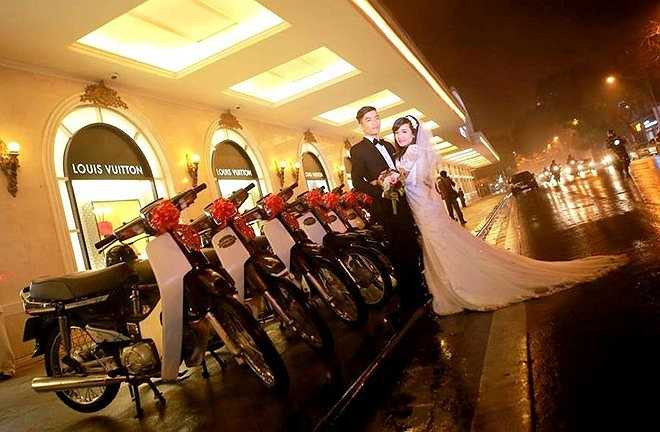 Sau đó, Tuấn Anh tình cờ bắt gặp Hà đi phát tờ rơi tại chợ gần nhà. Ấn tượng với cô gái xinh xắn, chăm chỉ kiếm tiền, Tuấn Anh quyết định nhờ bạn bè xin số điện thoại và làm quen.