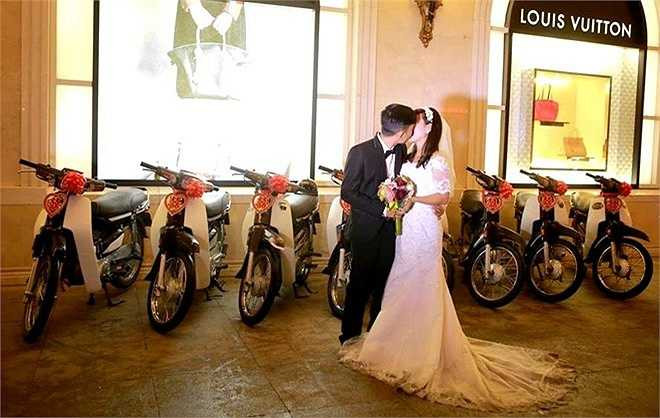 'Ý tưởng chụp ảnh cưới cùng Dream được 2 vợ chồng nghĩ đến từ rất lâu. Hôm đó, dù trời mưa nhưng các anh em trong CLB đều giúp đỡ rất nhiệt tình để chúng mình có bộ ảnh đặc biệt. Lễ cưới sẽ diễn ra vào ngày 12/4. Xe Dream là phương tiện đón dâu của mình' - Tuấn Anh chia sẻ. 