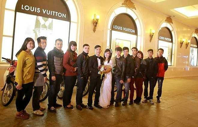 Vợ chồng Tuấn Anh - Thu Hà bên các bạn bè trong câu lạc bộ Dream II. 