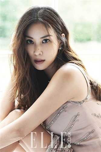 Go So Young 43 tuổi được coi là một trong những phụ nữ đẹp nhất ở Hàn Quốc cho đến thời điểm hiện tại. Dù đã ngoài 40 tuổi nhưng ít ai thấy sự già đi ở bà xã Jang Dong Gun, Go So Young gia nhập làng giải trí từ hai chục năm trước và sau hơn 20 năm, cô vẫn trẻ trung như thuở nào. 