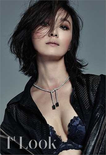 Oh Yeon Soo, 44 tuổi, vẫn chưa mất đi sức hút. Cô là một diễn viên nổi tiếng trong ngành công nghiệp điện ảnh Hàn Quốc. 