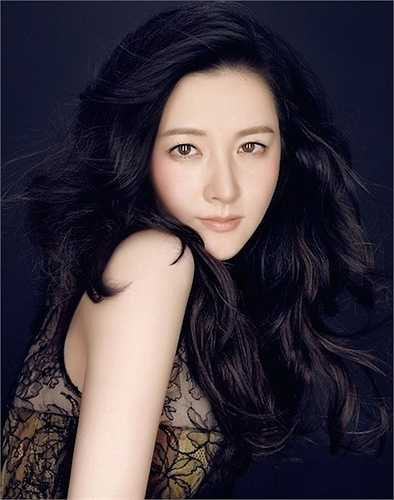 Lee Young Ae đã bước qua tuổi 44, là mẹ của hai đứa con nhưng vẫn còn sức nguyên sức hấp dẫn với công chúng. Cô giành được sự chú ý và lòng yêu mến của đông đảo khán giả tại các nước Châu Á sau vai chính trong bộ phim truyền hình nổi tiếng 'Nàng Dae Jang Geum'. 