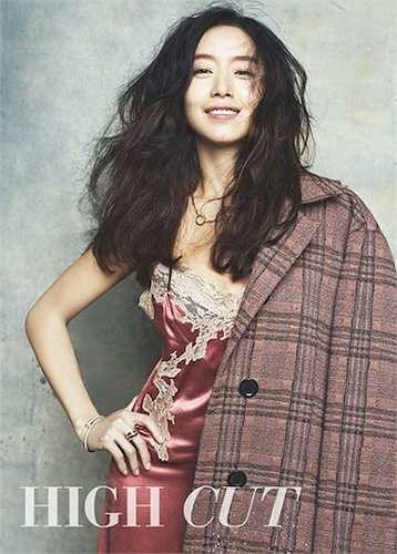 Jun Do Yeon, người khởi đầu sự nghiệp diễn viên từ rất sớm và lập tức gây chú ý bởi diễn xuất ưu tú. Hiện tại, cô đã được coi là một trong những nữ diễn viên tốt nhất tại Hàn Quốc. Jun Don Yeon từng chiến thắng hạng mục nữ diễn viên xuất sắc tại LHP Cannes năm 2007. 