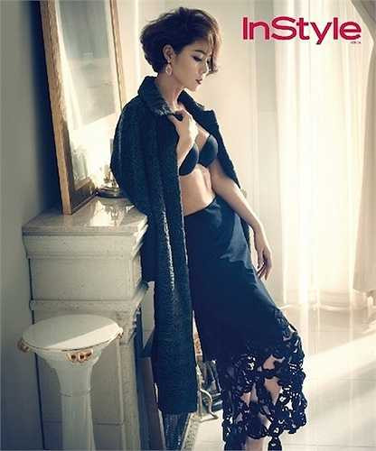 Kim Sung Ryung sinh năm 1967, bước vào làng giải trí sau khi giành chiến thắng cuộc thi Hoa hậu Hàn Quốc năm 1988. 26 năm sau, khi đã 48 tuổi, cô vẫn sở hữu thân hình và vẻ đẹp sánh ngang với những mỹ nữ tuổi 20. 