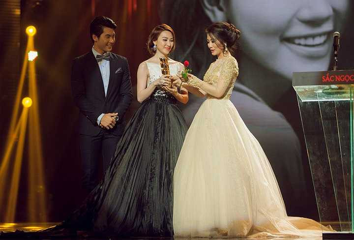 Xúc động trên sân khấu, cô cũng không quên cảm ơn chồng và mẹ cô, những người đã bên cạnh ủng hộ Ngân Khánh suốt thời gian qua. 