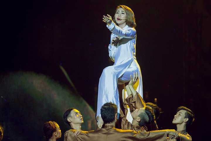 Đặc biệt, trên sân khấu HTV, lần đầu tiên Ngân Khánh múa và hát ca khúc 'Dạ cổ hoài lang' khá ngọt ngào và lắng đọng.