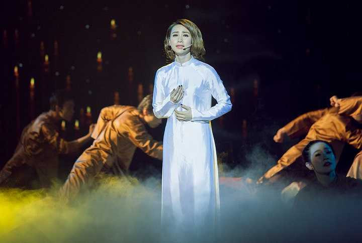 Đây là màn trình diễn được coi là điểm nhấn giữa chương trình bước vào phần trao giải nghệ sĩ cải lương được yêu thích. 