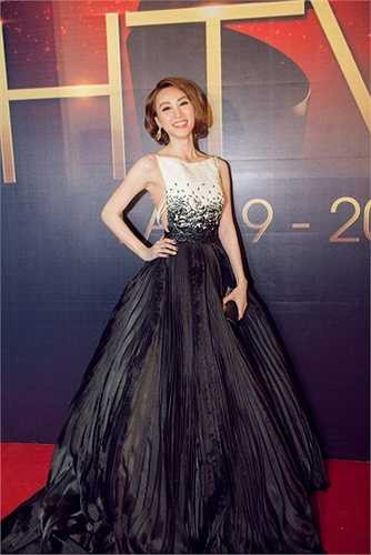 Lần thứ nhất là năm 2010, lần đầu tiên Ngân Khánh được giải thưởng và sau 5 năm, Ngân Khánh lại được vinh dự trao giải về diễn xuất với phim 'Quyễn rũ' của đạo diễn Trương Quang Thịnh