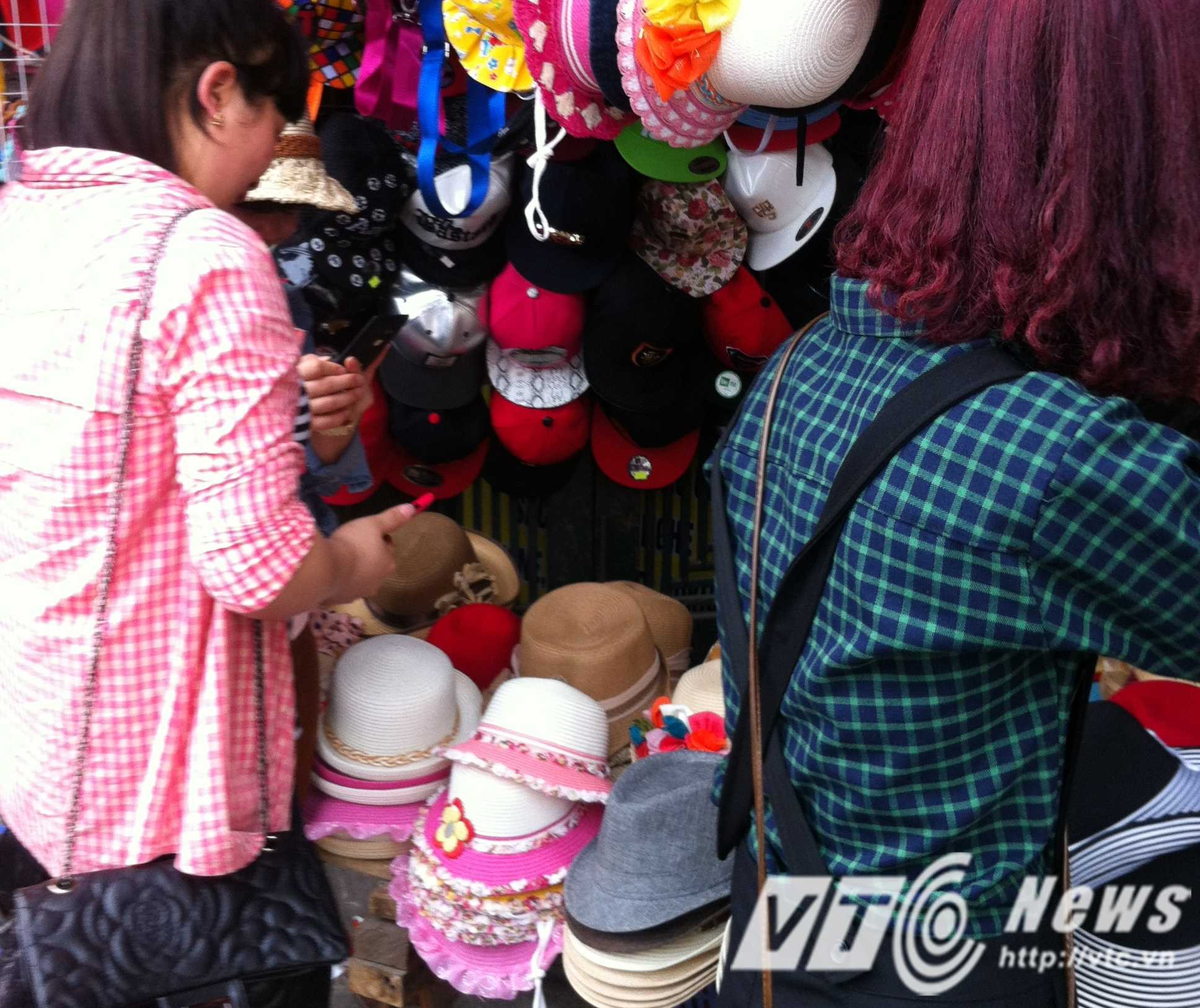 Hè về, chị em đổ xô đi mua "dụng cụ" chống nắng