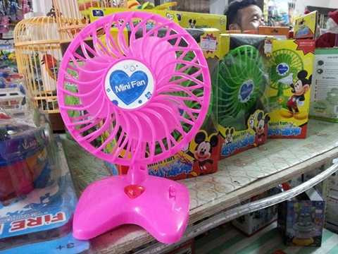 Quạt mini xuất xứ Trung Quốc: Khách nghi ngại nhưng vẫn mua