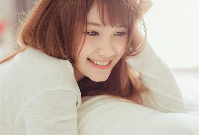 Nữ sinh có khuôn mặt hài hòa, nổi bật là nụ cười rạng rỡ.