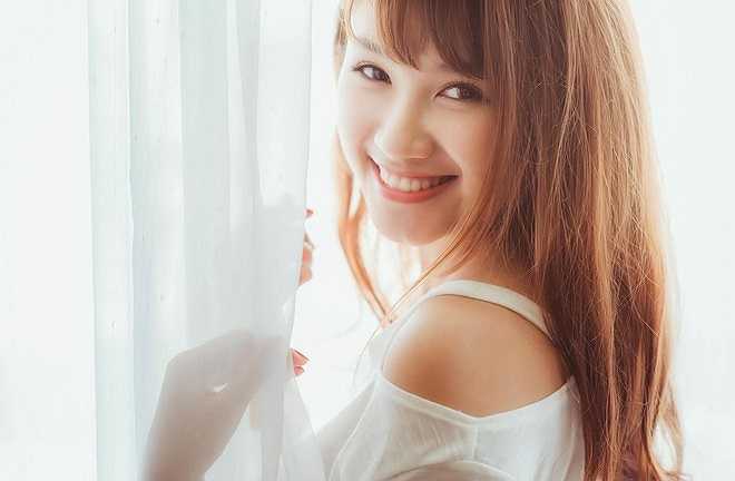Cô thích nghe nhạc, chụp ảnh, xem phim và đan lát. 