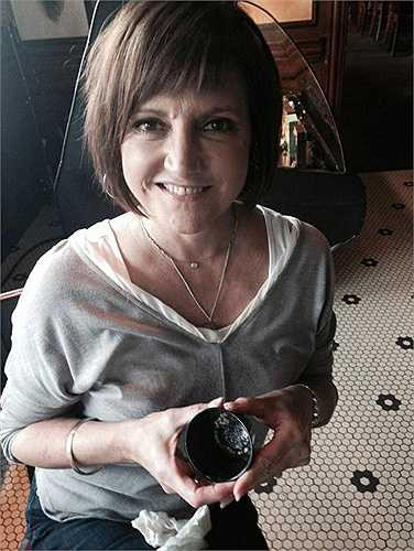 Bà Eliot (bang Tennese - Hoa Kỳ) hết sức ngạc nhiên khi nhận được nhiều viên ngọc trai khi đi ăn hàu. Được biết, khi đang ăn hàu ở nhà hàng, bà Eliot phát hiện có vật cứng trong miệng lập tức gọi người quản lý để phản ánh