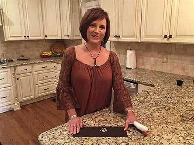 Người quản lý nhà hàng cho biết, số ngọc trai này sẽ thuộc về khách hàng. Bà Eliot cảm thấy vui như trúng độc đắc vậy