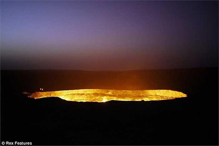 Turkmenistan là nước ở vùng Trung Á giáp với Iran và vùng Capsian. Với số dân 5 triệu người, quốc gia này có sa mạc Karakum với trữ lượng dầu mỏ và khí đốt lớn