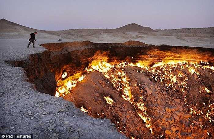 Hố lửa này nằm ở Derweze, tỉnh Ahal, Turkmenistan