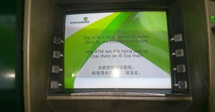 các cây ATM của Vietcombank tại các tuyến phố như Bà Triệu, Đông Tác, Láng Hạ, Phương Mai, ... hoàn toàn trong tình trạng 'tê liệt', thậm chí chưa kịp đưa thẻ vào máy, màn hình ATM đã hiển thị tạm ngưng hoạt động. 
