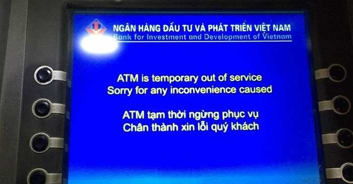 Anh Nguyễn Đức Minh (Cầu Giấy, Hà Nội) cho biết anh đã đi suốt các ATM của Vietcombank trên đường Kim Mã, Giảng Võ, Trần Phú mà không thể nào rút được tiền. Anh Minh đoán có thể những máy ATM ở khu vực trên đang hết tiền trên cục bộ hoặc lỗi hệ thống.