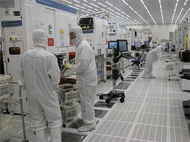 Vi mạch máy tính được tạo ra từ nhiều chất hóa học nguy hiểm bao gồm arsenic. Trong quá trình sản xuất vi mạch không gây tử vong ngay lập tức nhưng có ảnh hưởng lâu dài đến sức khỏe như tỉ lệ sảy thai, dị tật bẩm sinh, ung thư, và mắc các bệnh về đường hô hấp cao.