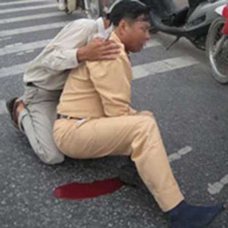 Rút dao đâm CSGT hòng đòi lại xe vi phạm