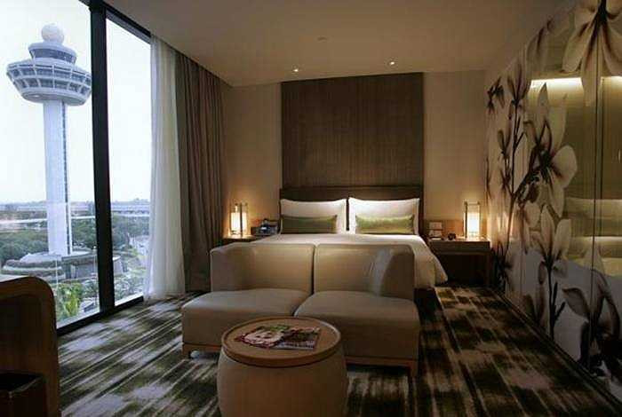 Trong khách sạn có bể bơi, du khách có thể ngắm trạm kiểm soát không lưu từ bể bơi này