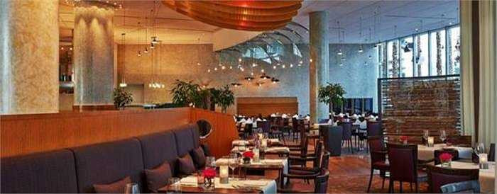 Khách sạn có nhiều phòng họp, phòng tập, bể bơi