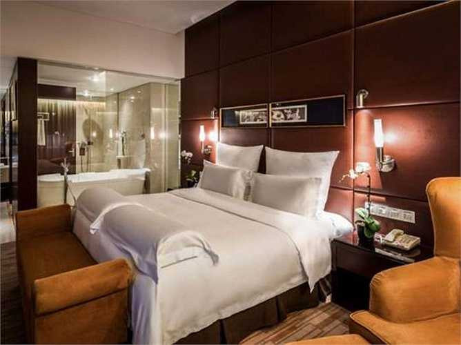 Khách sạn có 460 phòng, cách ga đi quốc tế chỉ 1 phút đi bộ. Trong các phòng đầy đủ tiện nghi