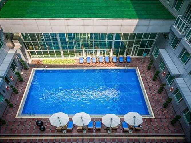 Du khách có thể trải nghiệm sự thoải mái tại bể bơi, phòng tập yoga