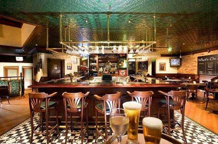 Khách sạn có những phòng họp đạt chuẩn, phục vụ bữa trà từ 3-6 giờ chiều hàng ngày. Khách có thể ăn tối tại nhà hàng và quán bar rất thoải mái. Khách sạn còn có một phòng tập thể dục, tắm hơi, bể sục