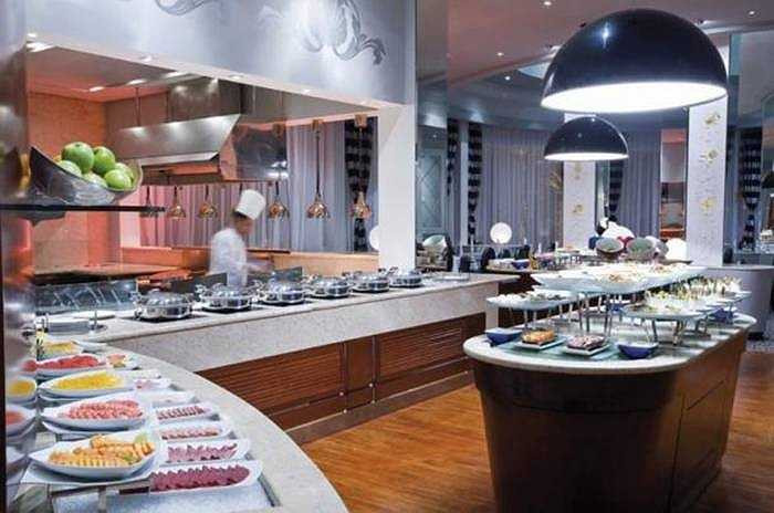 Khách sạn có 314 phòng, cửa sổ dài 8cm để cách âm với bên ngoài