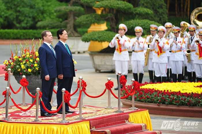 Thủ tướng Nguyễn Tấn Dũng đón chính thức Thủ tướng Nga Medvedev sáng 6/4