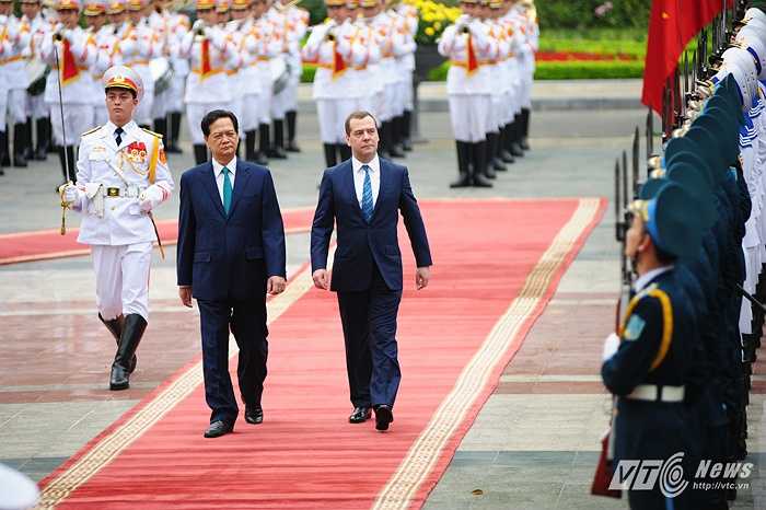 Thủ tướng Nga Medvedev và Thủ tướng Nguyễn Tấn Dũng duyệt đội danh dự