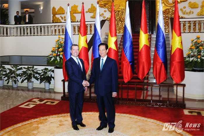 Thủ tướng Nguyễn Tấn Dũng bắt tay Thủ tướng Medvedev tại Văn phòng Chính phủ