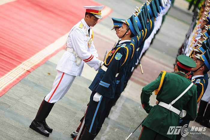 Chỉnh đốn trang phục trước lễ đón Thủ tướng Nga Medvedev (Tùng Đinh/Thực hiện)