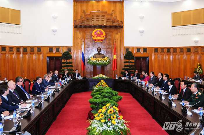 Thủ tướng Nguyễn Tấn Dũng tiếp đón đoàn đại biểu Nga do Thủ tưởng Medvedev dẫn đầu
