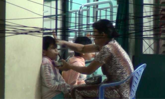 Trẻ nhiễm HIV bị bảo mẫu hành hạ trong bữa ăn