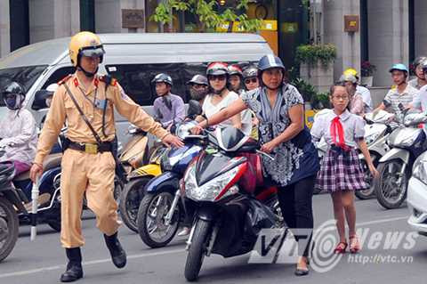 Hà Nội: Nhắc nhở không xuể trường hợp trẻ em không đội mũ bảo hiểm