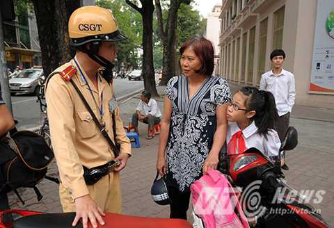 Hà Nội: Nhắc nhở không xuể trường hợp trẻ em không đội mũ bảo hiểm