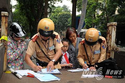 Hà Nội: Nhắc nhở không xuể trường hợp trẻ em không đội mũ bảo hiểm