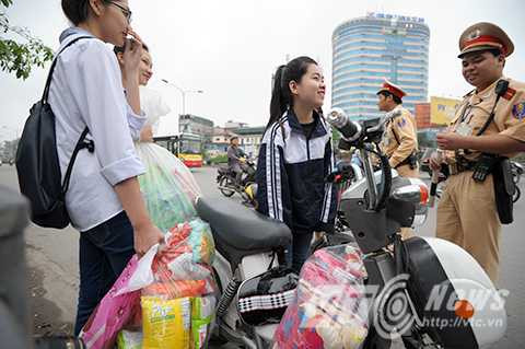 Hà Nội: Nhắc nhở không xuể trường hợp trẻ em không đội mũ bảo hiểm