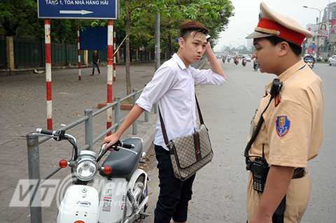 Hà Nội: Nhắc nhở không xuể trường hợp trẻ em không đội mũ bảo hiểm