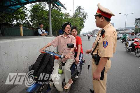Hà Nội: Nhắc nhở không xuể trường hợp trẻ em không đội mũ bảo hiểm