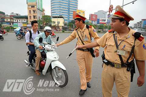 Hà Nội: Nhắc nhở không xuể trường hợp trẻ em không đội mũ bảo hiểm