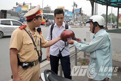 Hà Nội: Nhắc nhở không xuể trường hợp trẻ em không đội mũ bảo hiểm