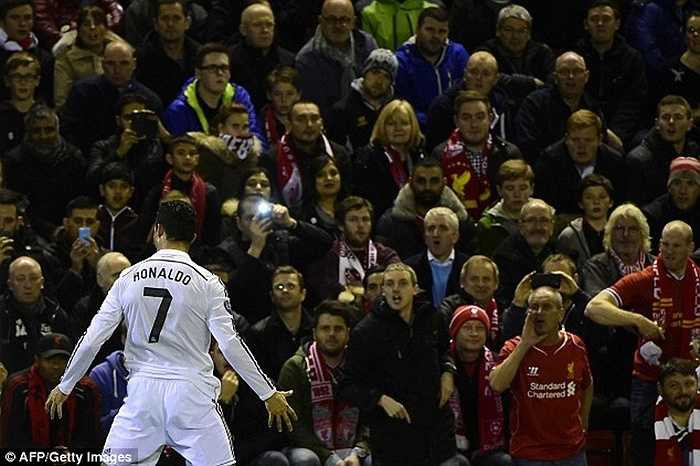 Thành tích khi gặp Liverpool của Ronaldo khá hơn một chút. Anh có 3 bàn sau 11 lần chạm trán The Kop