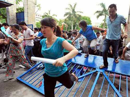 xô đổ cổng trường thực nghiệm