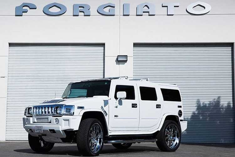 Dường như cảm thấy vẻ hầm hố và ngoại hình ngoại cỡ của khủng long H2 là chưa đủ để trở nên nổi bật, chủ nhân con khủng long này đã trang bị cửa kiểu Lamborghini và vành Forgiato mạ crôm cho nó.