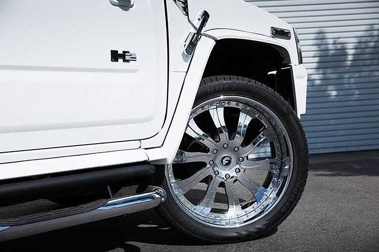 Giống như lưới tản nhiệt ở đầu xe, bộ vành có kính thước 24 inch cực lớn của Forgiato Wheels cũng được mạ crôm sáng loáng vầ có độ lõm rất sâu.