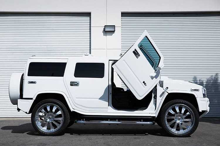Cửa cắt kéo được đặt trên một mẫu xe lớn như Hummer H2 khiến vẻ hầm hố của nó có vẻ giảm bớt đi đôi chút.